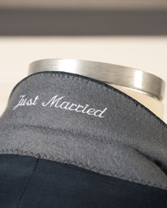 Herrenhochzeitsanzug mit Just Married im Revers