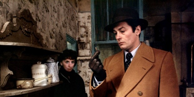 Maßschneider bei der Arbeit mit Stoffmustern in der Schneiderei von Scabal – luxuriöse Handwerkskunst und hochwertige Stoffe aus Savile Row